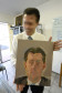 O chinês Tong Yanrunan. trabalha com retratos "face a face". Na foto, o diretor do MCAA com obra pintada pelo artista. 