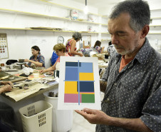 Curso de serigrafia em azulejo é ministrado pelo artista Sergio Moura. 