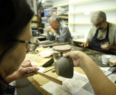 Inscrições para cursos do 2º semestre estão abertas; na foto, aulas de cerâmica. 