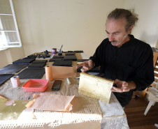 Christian Balzano é conhecido por suas obras em papel ouro. 