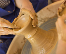 Elaboração de peça cerâmica no torno elétrico na Escola de Cerâmica de La Bisbal, na Espanha.