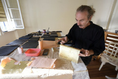 Christian Balzano é conhecido por suas obras em papel ouro. 