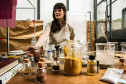 Coloridos por Natureza: artista Bianca Stella é a nova residente da Academia Alfredo Andersen. Foto: Kraw Penas/SEEC
