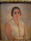 Retrata senhora de meia idade, em posição 3/4, morena, cabelos castanhos presos para trás, olhos grandes e escuros, sobrancelhas espessas, vestido claro, sem mangas com gola aberta, cordão vermelho ao pescoço, amarrada na frente com pontas. Fundo em cores claras e pinceladas mais livres numa mescla de amarelo, ocre, alaranjado e cinza.