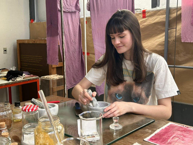 Artista residente da Academia Alfredo Andersen promove oficina gratuita e lançamento de guia sobre tintas naturais. Créditos: Divulgação