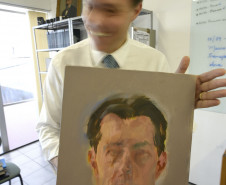 O chinês Tong Yanrunan. trabalha com retratos "face a face". Na foto, o diretor do MCAA com obra pintada pelo artista. 