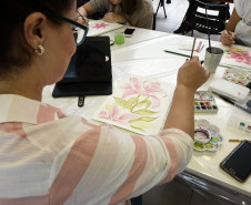 O workshop de Ilustração Botânica é conduzido pela professora Celine Bini e vai ensinar técnicas de pintura com lápis de cor, recursos materiais, escolha de papeis, tabela de cores, círculo cromático, mistura e efeitos, manuseio e movimentos para traçado, intensidades e tipos de traços.