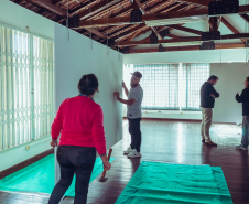 Montagem da exposição Iluminuras em Telêmaco Borba