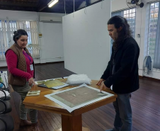 Montagem da exposição Iluminuras em Telêmaco Borba