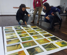 Montagem da exposição Iluminuras em Telêmaco Borba