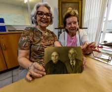Memórias em acervo: descendentes reencontram pintura da tataravó no Museu Casa Alfredo Andersen. Foto: Kraw Penas/SEEC
