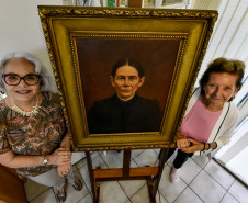 Memórias em acervo: descendentes reencontram pintura da tataravó no Museu Casa Alfredo Andersen. Foto: Kraw Penas/SEEC