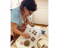 “Guia Prático para Uso de Argila Silvestre” será lançado no Museu Casa Alfredo Andersen na próxima terça. Foto: Divulgação Inara Vidal