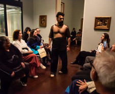 Desfile de marca autoral paranaense encerra residência artística da H-AL no Museu Casa Alfredo Andersen