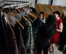 Desfile de marca autoral paranaense encerra residência artística da H-AL no Museu Casa Alfredo Andersen