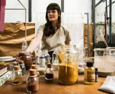 Coloridos por Natureza: artista Bianca Stella é a nova residente da Academia Alfredo Andersen. Foto: Kraw Penas/SEEC