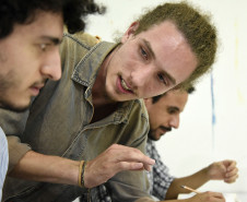 O professor Guilherme Cesar Novak em sua oficina, a "Croquis Urbanos". 