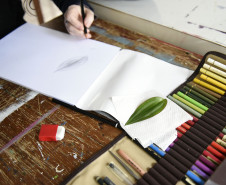 São usadas plantas naturais para a criação dos desenhos. 