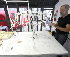 Alberto Salvetti utiliza estruturas de ferro e se inspira na anatomia dos javalis para suas esculturas. 