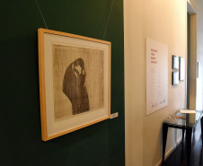 A obra ‘’O Beijo’’ de Edvard Munch esta em exposição no Museu Alfredo Andersen