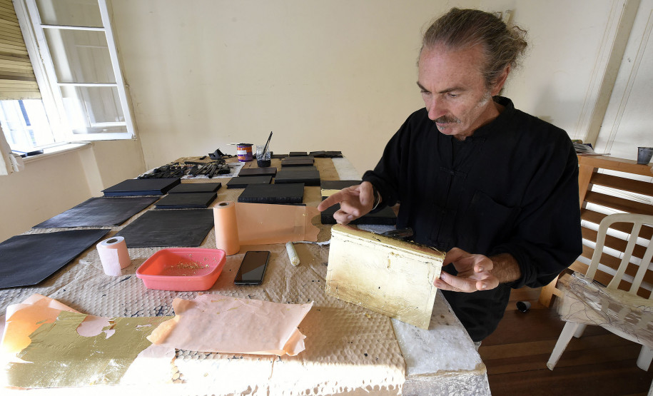 Christian Balzano é conhecido por suas obras em papel ouro.