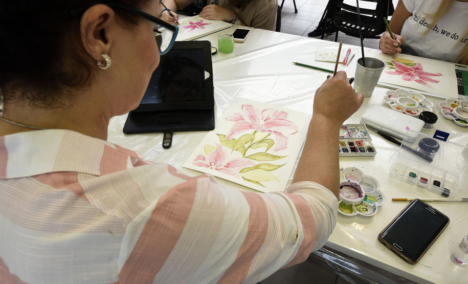 O workshop de Ilustração Botânica é conduzido pela professora Celine Bini e vai ensinar técnicas de pintura com lápis de cor, recursos materiais, escolha de papeis, tabela de cores, círculo cromático, mistura e efeitos, manuseio e movimentos para traçado, intensidades e tipos de traços.