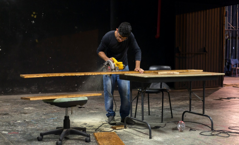 Marceneiro trabalha no palco