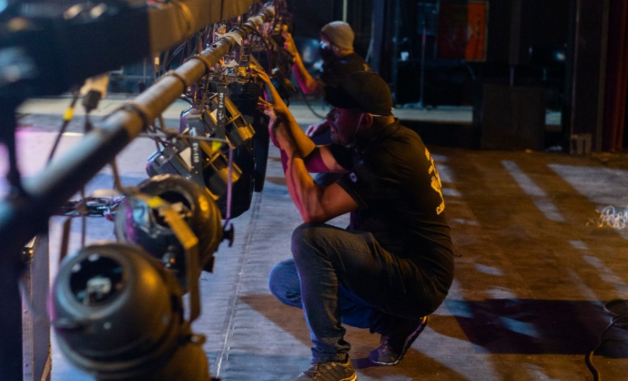 Técnico trabalha na vara de luz