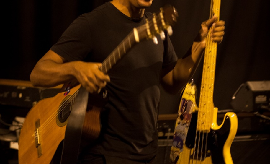 Roadie carrega guitarras