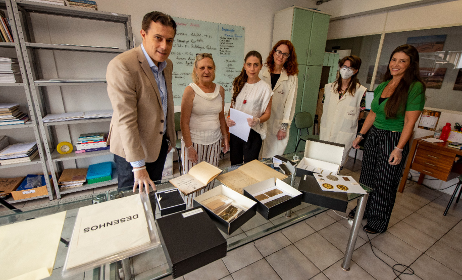 Conservadoras examinam documentos preservados de Alfredo Andersen