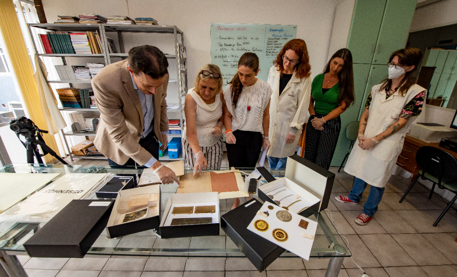 Conservadoras examinam documentos preservados de Alfredo Andersen