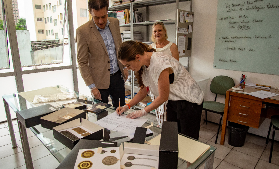 Conservadoras examinam documentos preservados de Alfredo Andersen