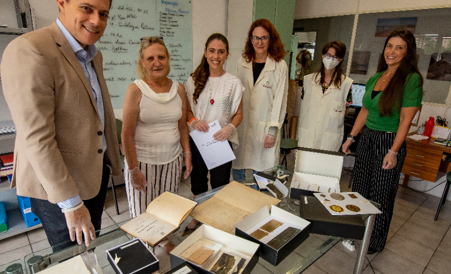 Conservadoras examinam documentos preservados de Alfredo Andersen