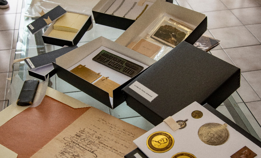 Conservadoras examinam documentos preservados de Alfredo Andersen