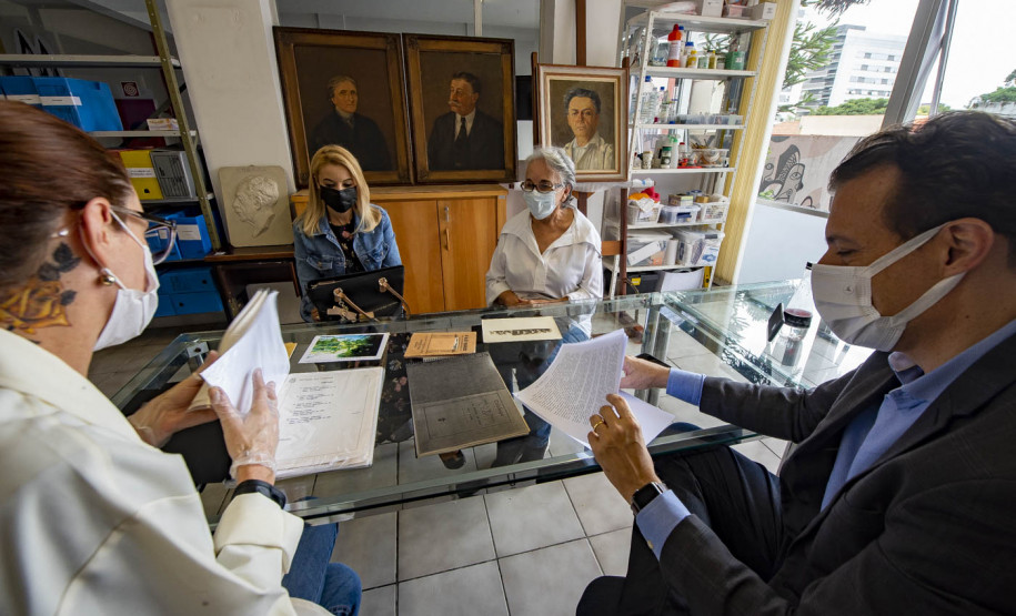 Descendentes de Daros entregam suas obras para o MCAA