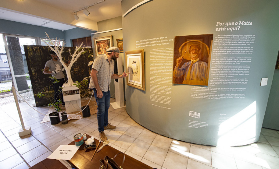 Montagem da exposição cyber ilex