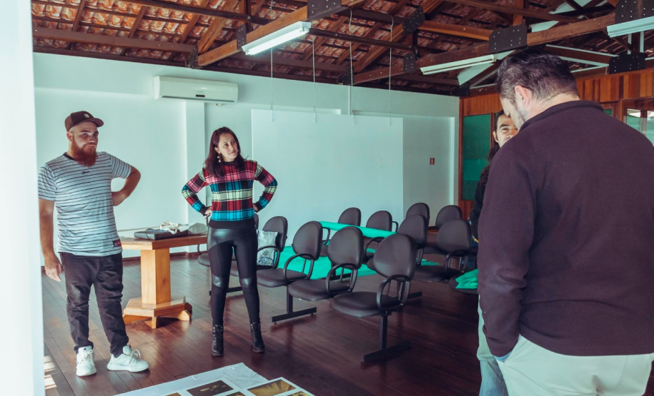 Montagem da exposição Iluminuras em Telêmaco Borba