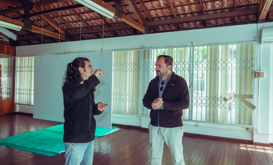 Montagem da exposição Iluminuras em Telêmaco Borba