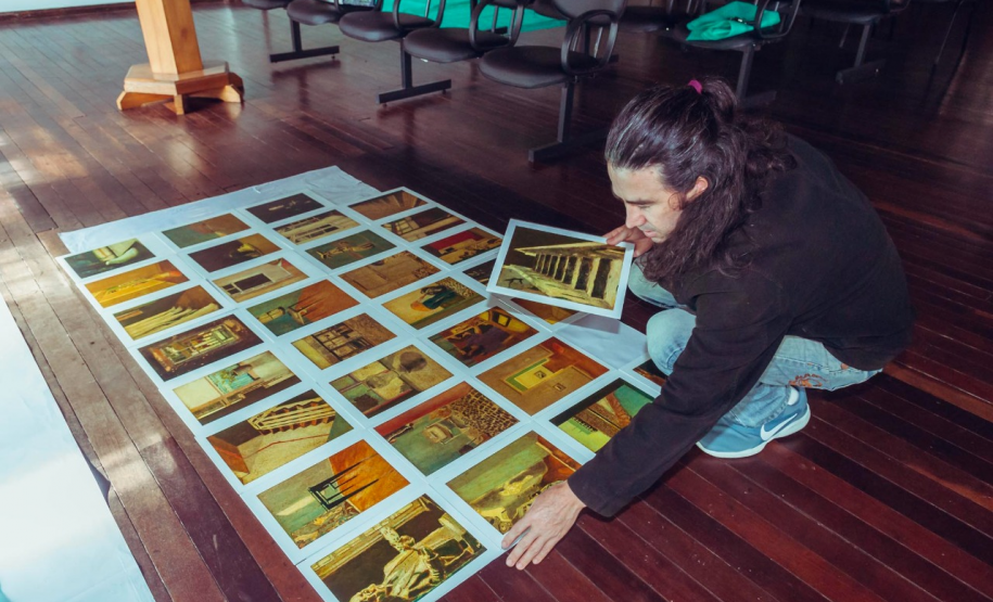 Montagem da exposição Iluminuras em Telêmaco Borba