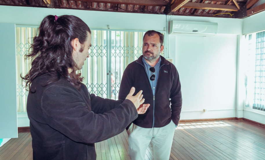 Montagem da exposição Iluminuras em Telêmaco Borba