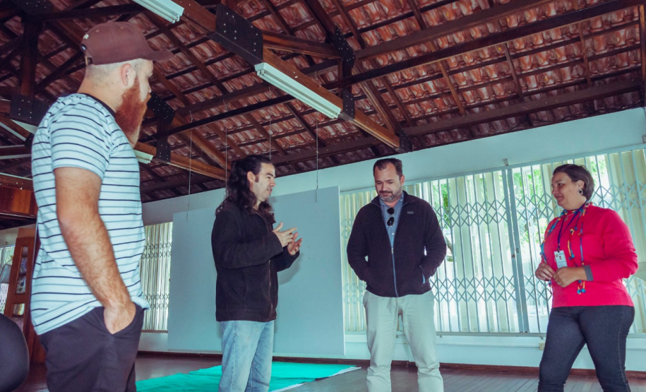 Montagem da exposição Iluminuras em Telêmaco Borba