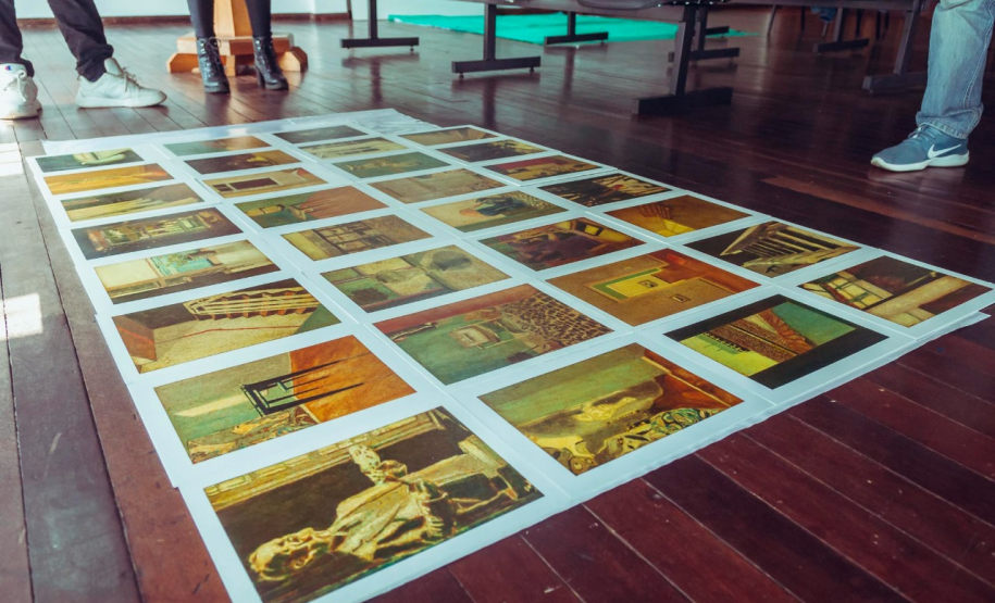 Montagem da exposição Iluminuras em Telêmaco Borba