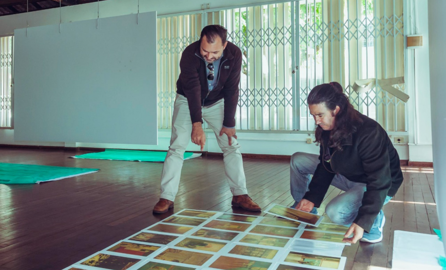 Montagem da exposição Iluminuras em Telêmaco Borba