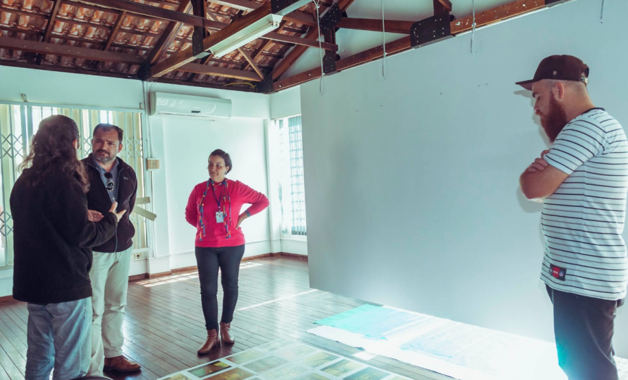 Montagem da exposição Iluminuras em Telêmaco Borba