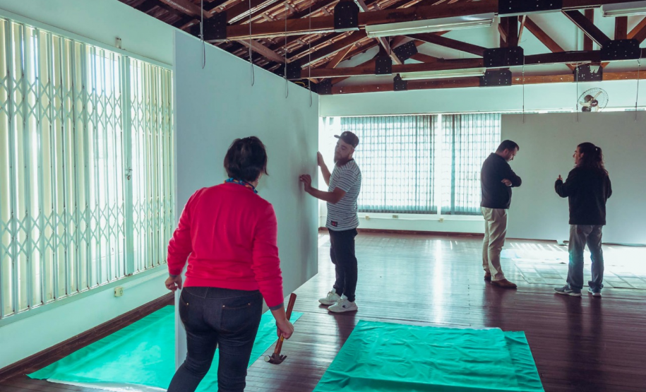 Montagem da exposição Iluminuras em Telêmaco Borba