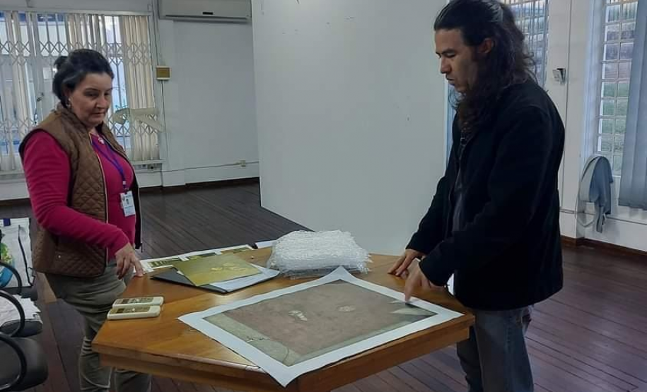 Montagem da exposição Iluminuras em Telêmaco Borba