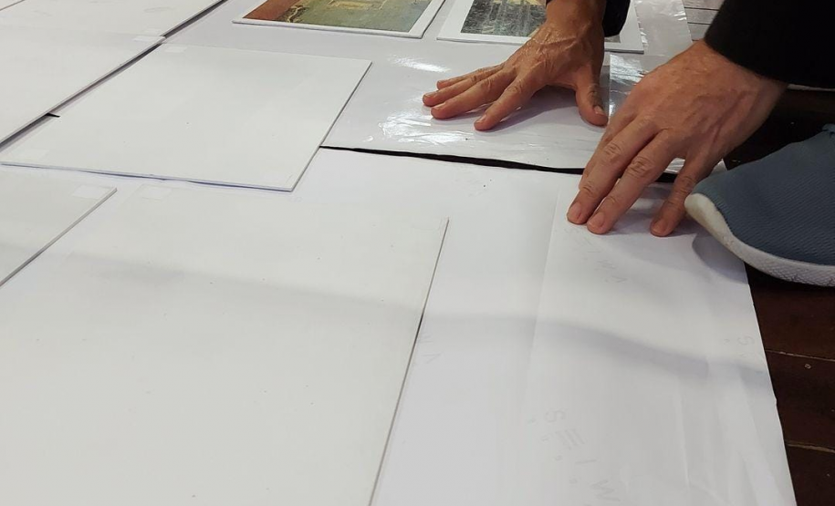 Montagem da exposição Iluminuras em Telêmaco Borba