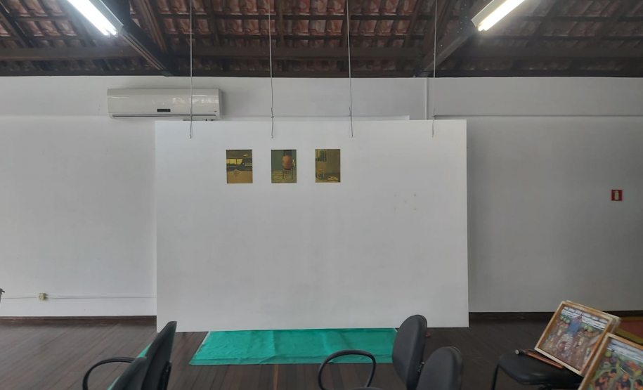 Montagem da exposição Iluminuras em Telêmaco Borba