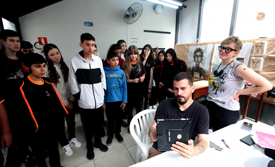 Oficina de desenho com residente Yuri Rosa | Foto: Anderson Tozato/SEEC