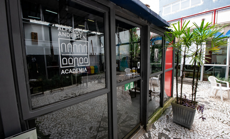 Alunos da Academia Alfredo Andersen inauguram exposição no centro histórico de Curitiba nesta quinta